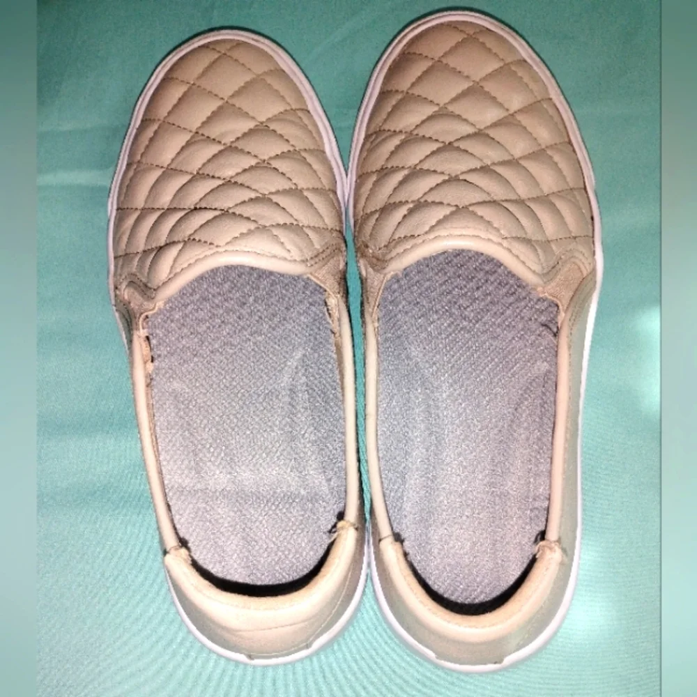 EUC Light Tan Beige Womens Guess Slide On Shoes Size 7 Casual Quilted Mat… - Picture 2 of 6